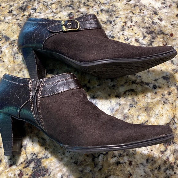 Liz Claiborne brown bootie  with buckle in size 6 1/2. - Picture 6 of 10